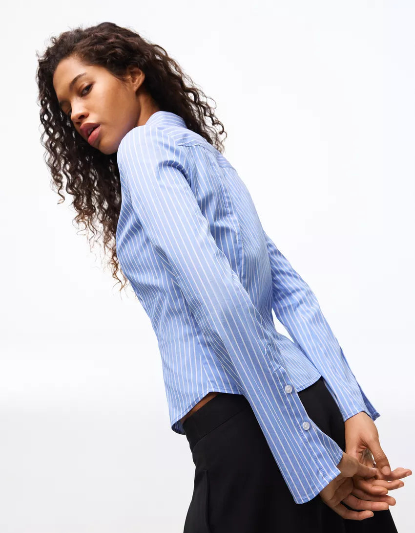 Camisa ajustada con mangas acampanadas.