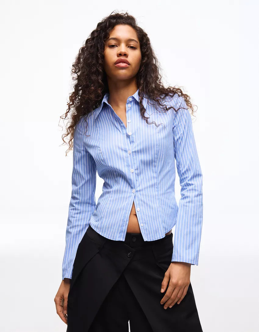 Camisa ajustada con mangas acampanadas.