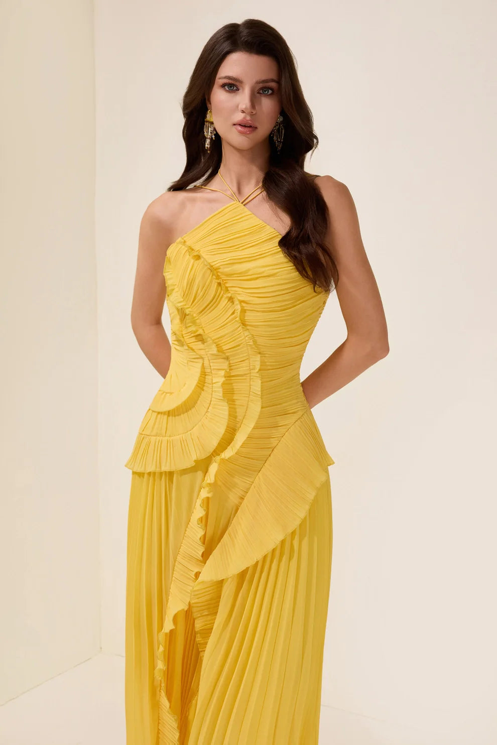 Vestido midi plisado con cuello halter y volantes