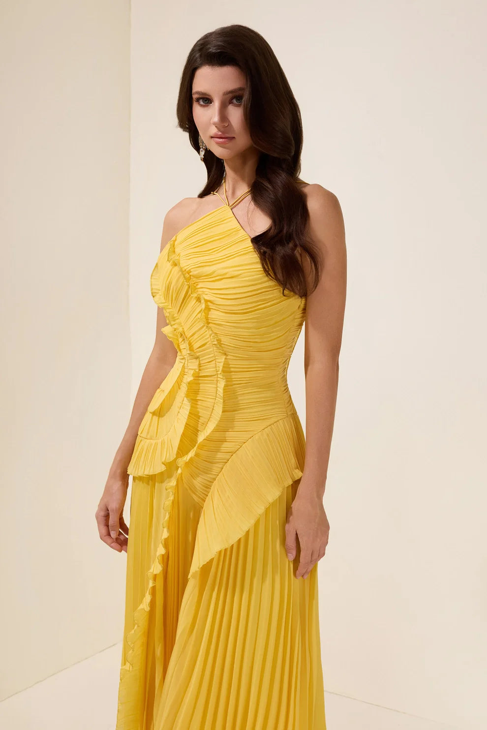 Vestido midi plisado con cuello halter y volantes