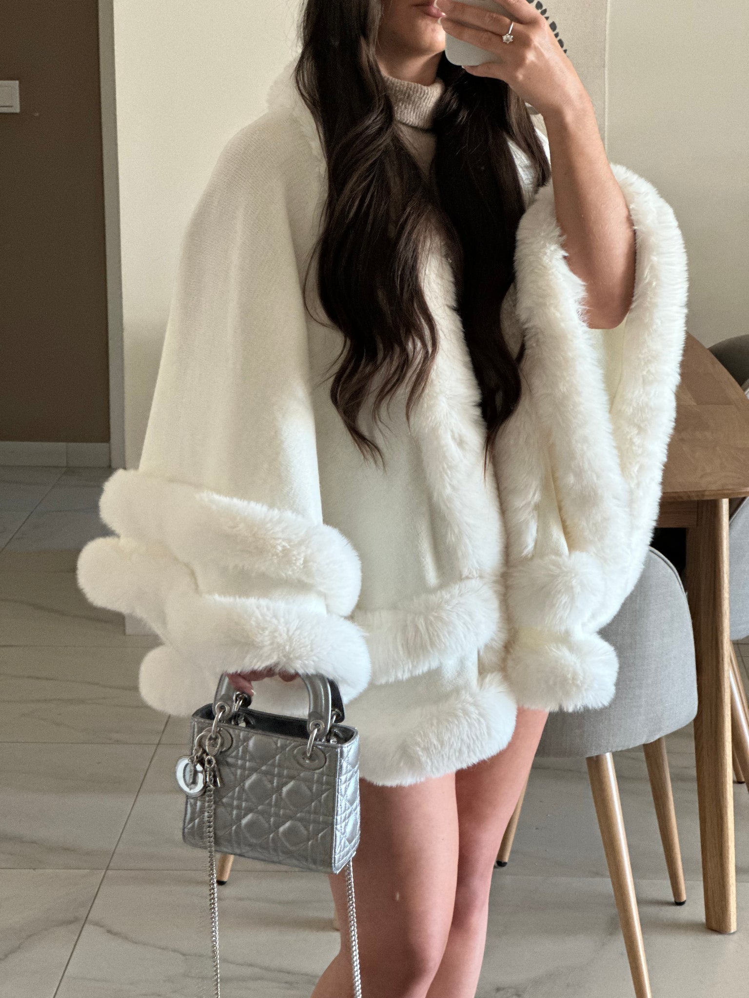 VIP Faux Fur Cape - Crema