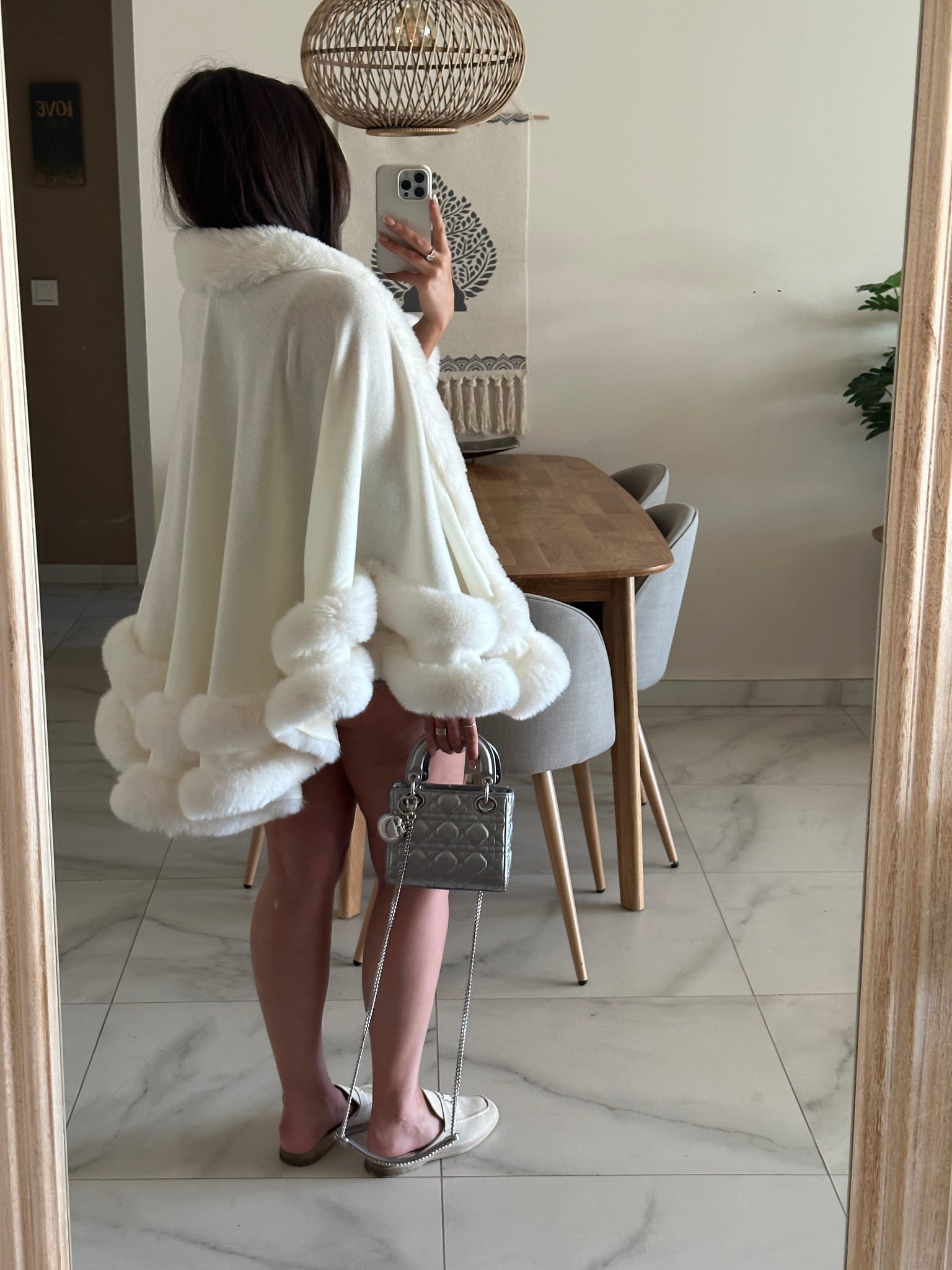 VIP Faux Fur Cape - Crema