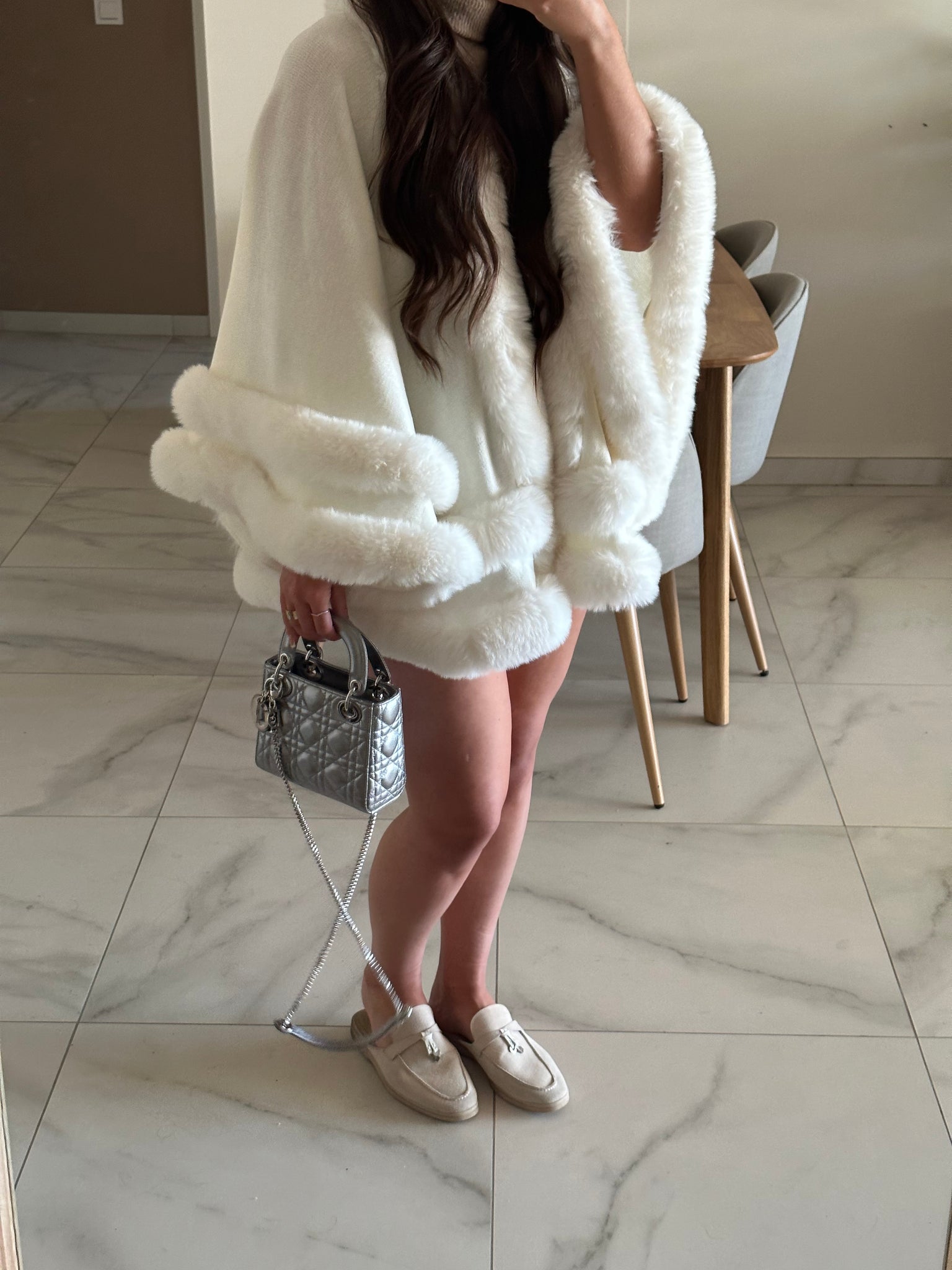 VIP Faux Fur Cape - Crema